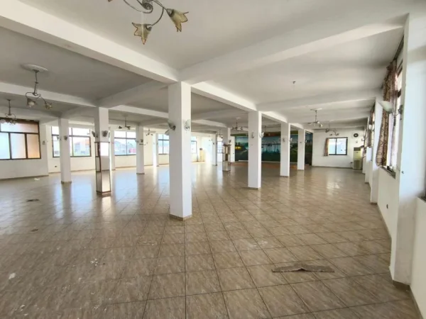 Tirane, jepet me qera ambjent biznesi Kati 2, 1.250 m² 4.000 € (Bathore, rruga ‘’Demokracia’’.)