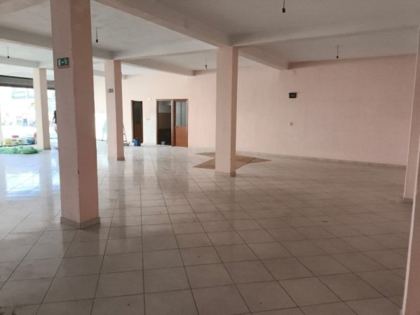 Tirane, jepet me qera ambjent biznesi Kati 2, 1.250 m² 4.000 € (Bathore, rruga ‘’Demokracia’’.)