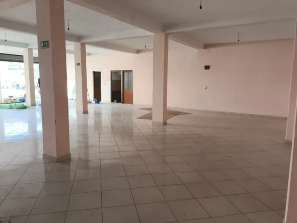 Tirane, jepet me qera ambjent biznesi Kati 2, 1.250 m² 4.000 € (Bathore, rruga ‘’Demokracia’’.)