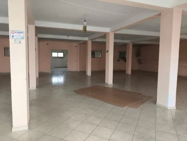 Tirane, jepet me qera ambjent biznesi Kati 2, 1.250 m² 4.000 € (Bathore, rruga ‘’Demokracia’’.)