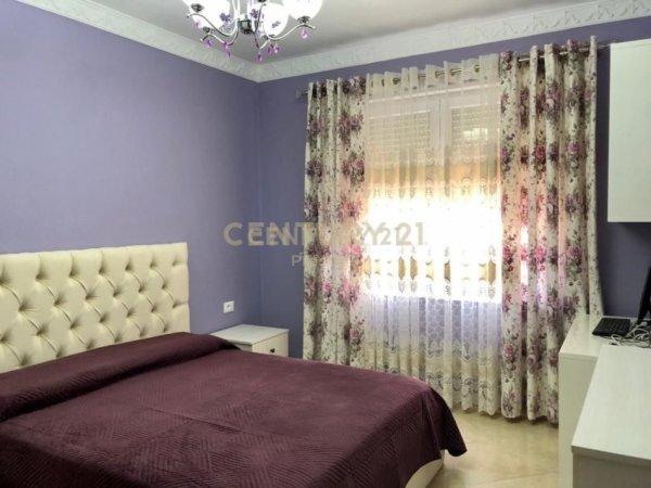Tirane, jepet me qera apartament 1+1 , 90 m² 450 € (Vilat Gjermane)