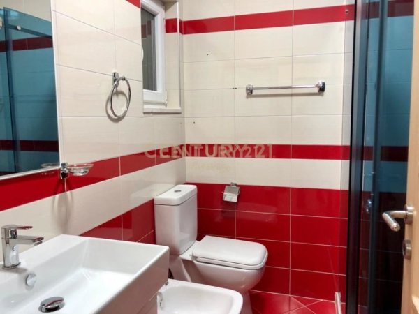 Tirane, jepet me qera apartament 1+1 , 90 m² 450 € (Vilat Gjermane)