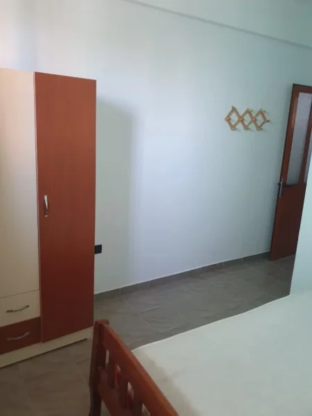 Tirane, jepet me qera apartament 1+1 Kati 1, 78 m² 270€ (Rruga 3 Deshmoret)
