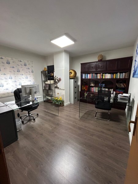 Tirane, jepet me qera zyre Kati 8, 110 m² 1.000 € (BLLOKU)