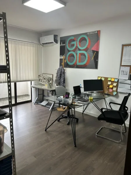 Tirane, jepet me qera zyre Kati 8, 110 m² 1.000 € (BLLOKU)