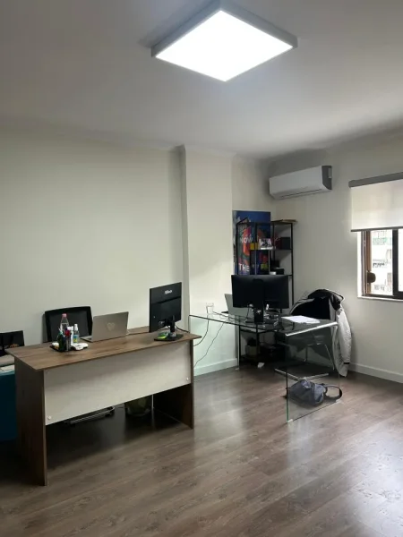 Tirane, jepet me qera zyre Kati 8, 110 m² 1.000 € (BLLOKU)