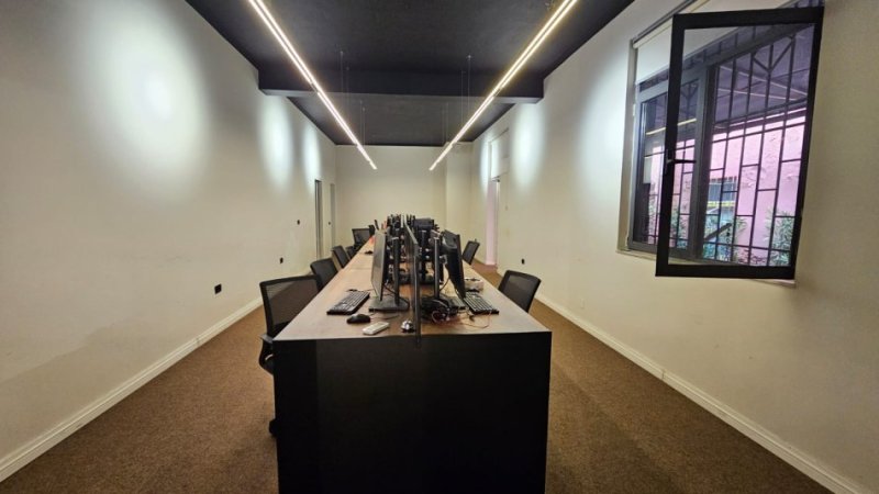 Tirane, jepet me qera zyre Kati 0, 200 m² 2.500 € 