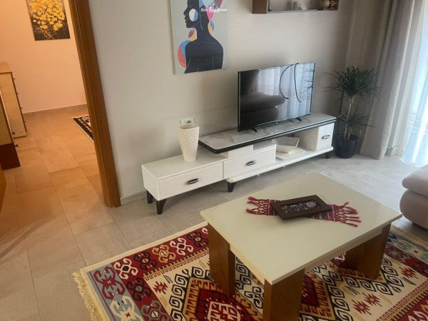 Tirane, jepet me qera apartament 3+1+Ballkon Kati 2, 90 m² 600 € (ish tregu elektrik)