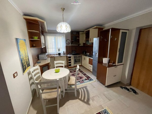 Tirane, jepet me qera apartament 3+1+Ballkon Kati 2, 90 m² 600 € (ish tregu elektrik)