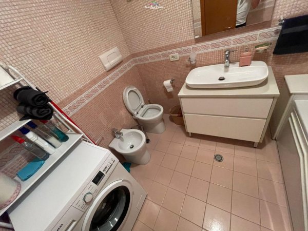 Tirane, jepet me qera apartament 3+1+Ballkon Kati 2, 90 m² 600 € (ish tregu elektrik)