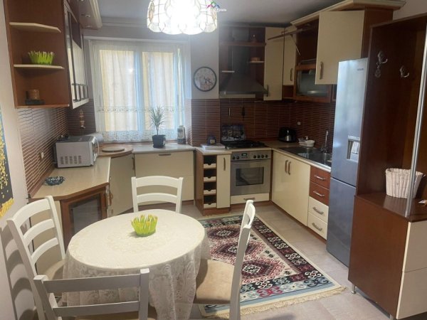 Tirane, jepet me qera apartament 3+1+Ballkon Kati 2, 90 m² 600 € (ish tregu elektrik)