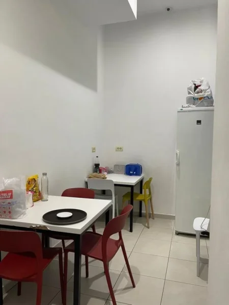 Tirane, jepet me qera zyre Kati 2, 222 m² 4.000 € (bllok)