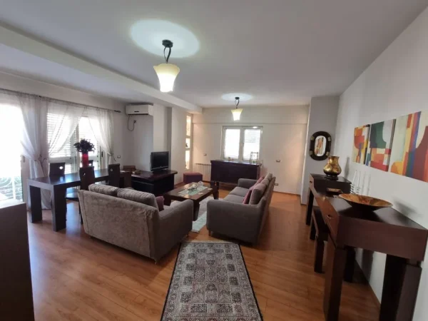 Tirane, jepet me qera apartament 2+1+Ballkon Kati 5, 110 m² 1.200 € (BLLOKU)