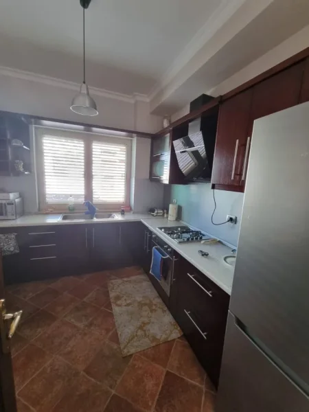 Tirane, jepet me qera apartament 2+1+Ballkon Kati 5, 110 m² 1.200 € (BLLOKU)