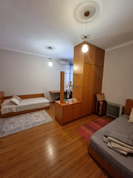 Tirane, jepet me qera apartament 2+1+Ballkon Kati 5, 110 m² 1.200 € (BLLOKU)