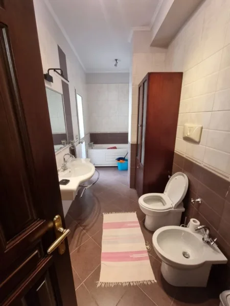 Tirane, jepet me qera apartament 2+1+Ballkon Kati 5, 110 m² 1.200 € (BLLOKU)