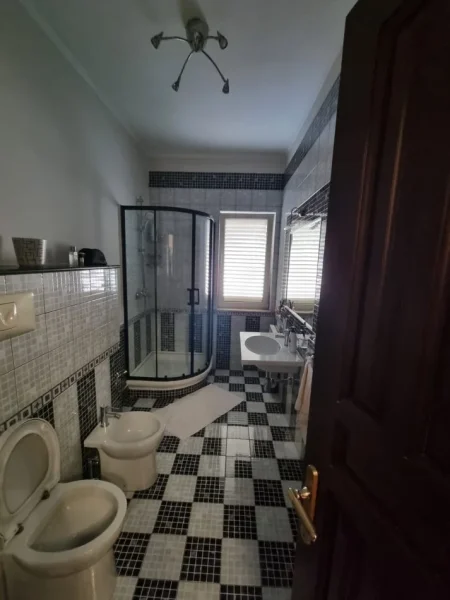 Tirane, jepet me qera apartament 2+1+Ballkon Kati 5, 110 m² 1.200 € (BLLOKU)