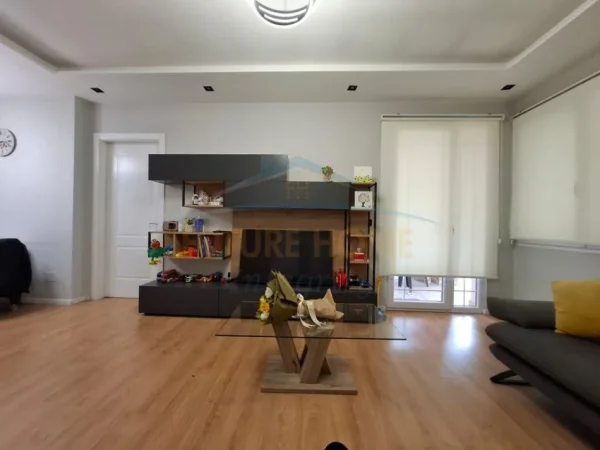 Tirane, jepet me qera apartament 2+1 Kati 2, 113 m² 80 € (Kopshti Botanik)