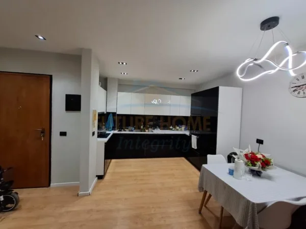 Tirane, jepet me qera apartament 2+1 Kati 2, 113 m² 80 € (Kopshti Botanik)