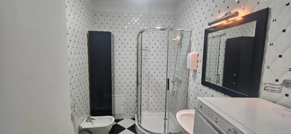 Tirane, jepet me qera 1+1+Ballkon , 80 m² 520 € 