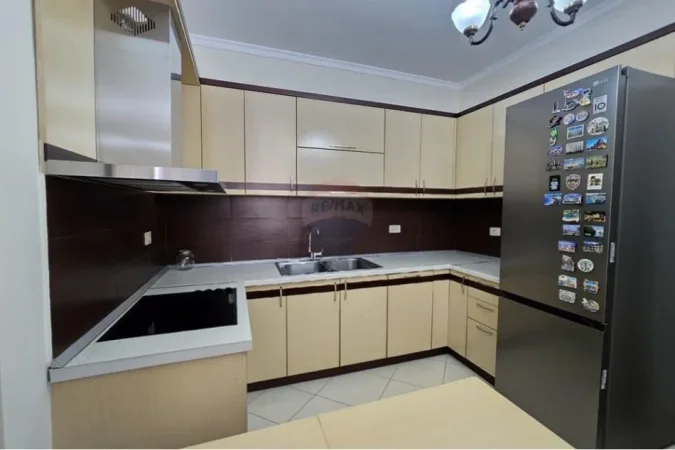 Tirane, jepet me qera apartament 2+1 Kati 4, 88 m² 580 € (tregu elektrik)