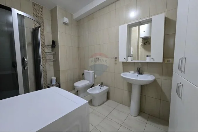Tirane, jepet me qera apartament 2+1 Kati 4, 88 m² 580 € (tregu elektrik)