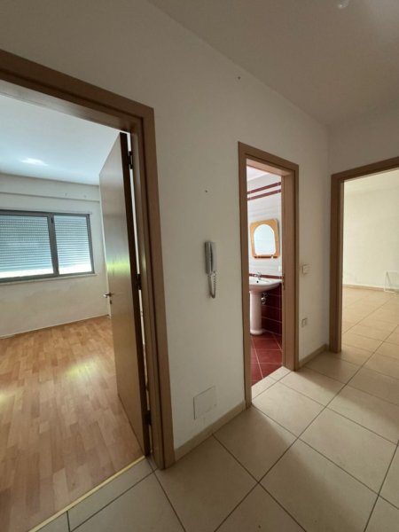 Tirane, jepet me qera apartament 1+1+Ballkon , 70 m² 350 € (rruga 5 maj , prane concord center)