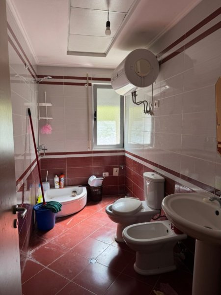 Tirane, jepet me qera apartament 1+1+Ballkon , 70 m² 350 € (rruga 5 maj , prane concord center)