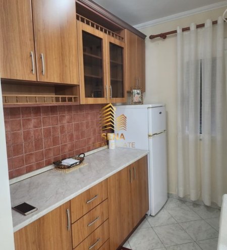 Tirane, jepet me qera apartament 1+1+Ballkon Kati 4, 60 m² 370 € (Rruga Maksut Drasa)