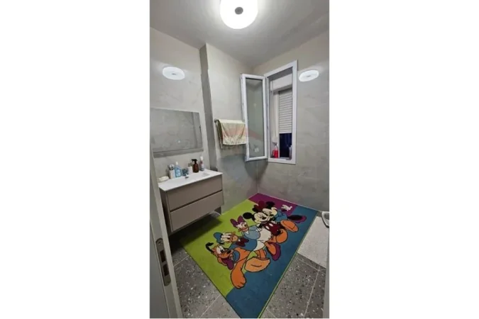 Tirane, jepet me qera apartament 2+1+Ballkon Kati 3, 94 m² 600 € (fusha e aviacionit)