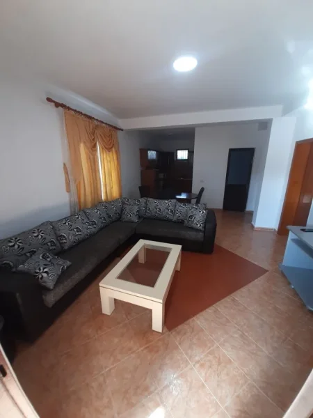Tirane, jepet me qera apartament 1+1 Kati 1, 70 m² 350 € (stacioni i trenit)