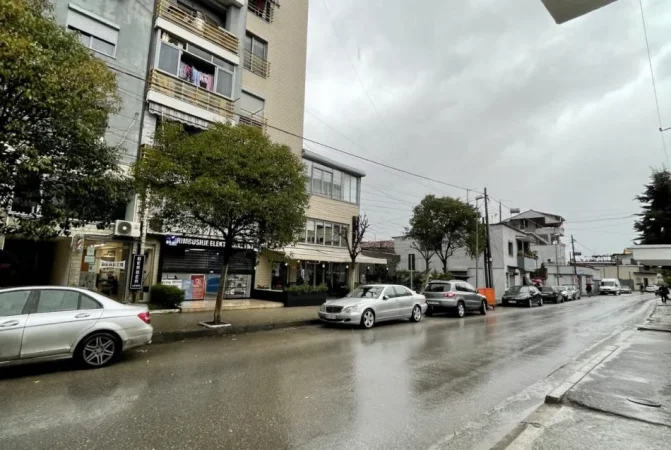 Tirane, jepet me qera apartament 2+1 Kati 1, 80 m² 350 € (Jordan Misja)