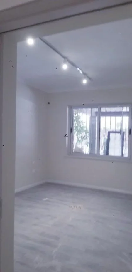 Tirane, jepet me qera zyre Kati 0, 90 m² 1.300 € (BLLOKU)
