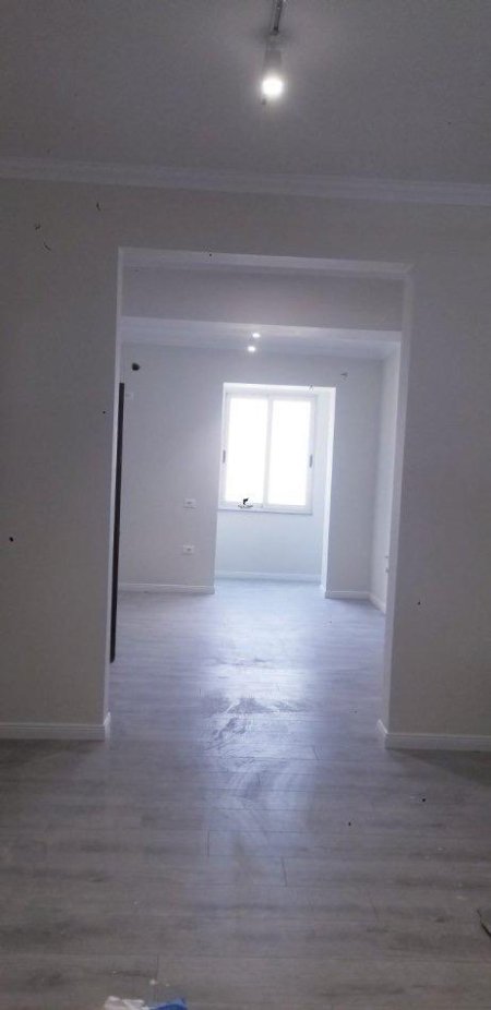 Tirane, jepet me qera zyre Kati 0, 90 m² 1.300 € (BLLOKU)