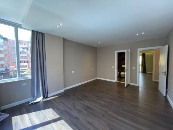 Tirane, shitet apartament 2+1 , 120 m² (Perballe Xhamise)