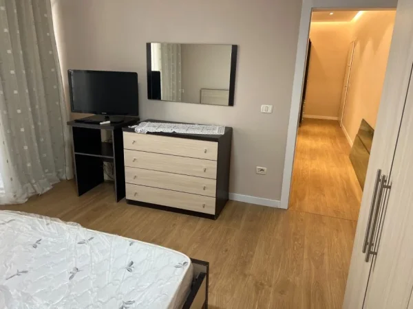 Tirane, jepet me qera apartament 1+1 Kati 5, 79 m² 550 € (Ish tregu elektrik)