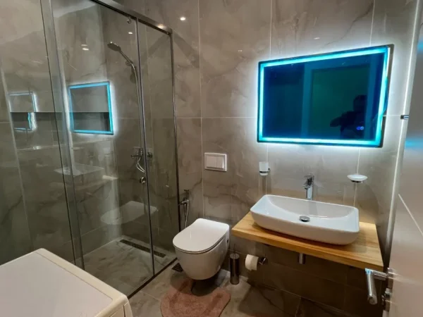 Tirane, jepet me qera apartament 1+1 Kati 5, 79 m² 550 € (Ish tregu elektrik)