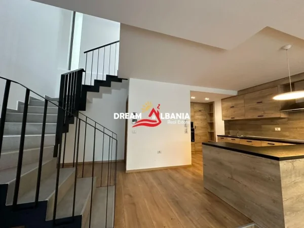 Tirane, jepet me qera Vile 2+1+Ballkon Kati 1, 250 m² 1.550 € (Ne zone e Mulletit)
