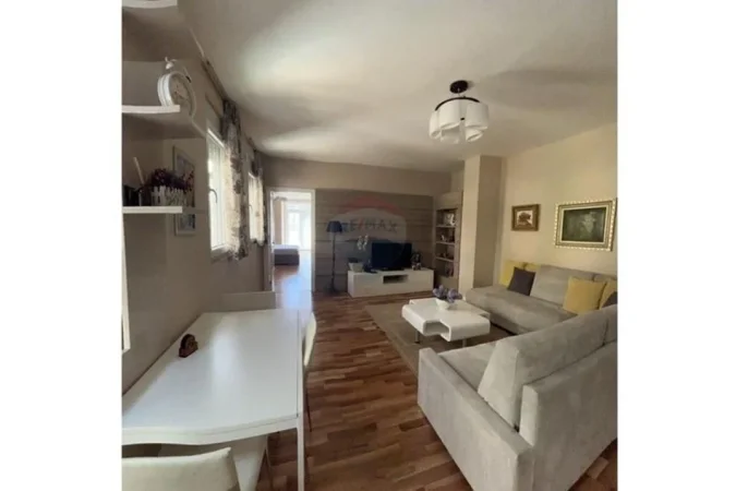 Tirane, jepet me qera apartament 1+1 , 94 m² 730 € (Rr. Myslym Shyri)