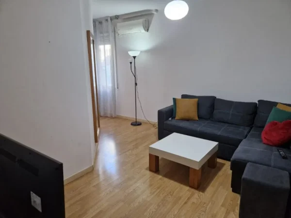 Tirane, jepet me qera apartament 1+1+Ballkon Kati 5, 68 m² 500 € (Don Bosko)