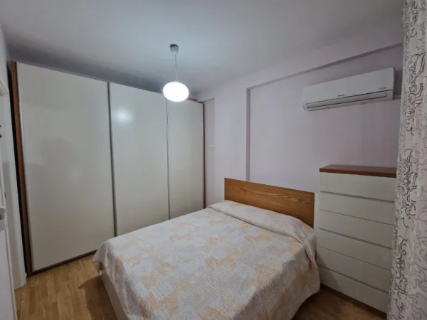 Tirane, jepet me qera apartament 1+1+Ballkon Kati 5, 68 m² 500 € (Don Bosko)