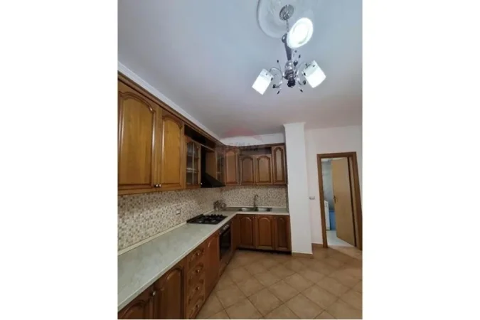 Tirane, jepet me qera apartament 2+1+Ballkon Kati 4, 110 m² 370 € (Rruga e Thesarit)