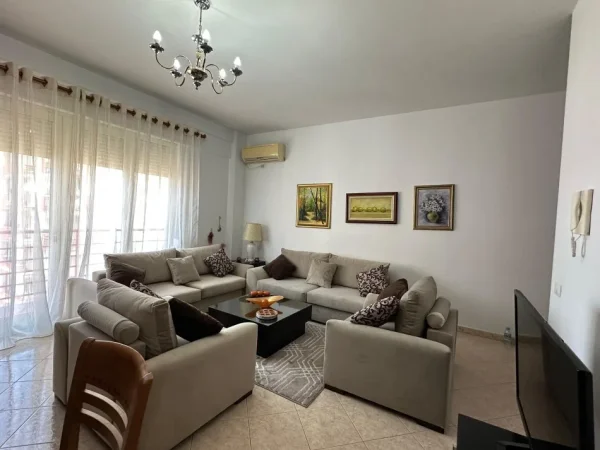 Tirane, jepet me qera apartament 1+1+Ballkon Kati 4, 68 m² 550 € (Don Bosko)