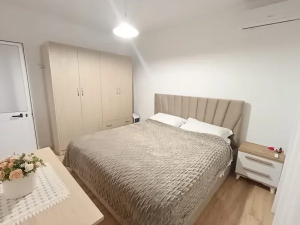 Tirane, jepet me qera apartament 3+1+Aneks+Ballkon Kati 3, 100 m² 600 € (Rruga Karl Gega , Stacioni i Trenit prane mullirit te vjeter)