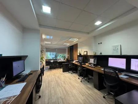 Tirane, shitet ambjent biznesi Kati 1, 40 m² 130.000 € (KOMUNA E PARISIT)