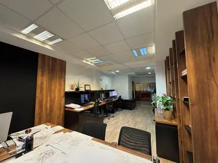 Tirane, shitet ambjent biznesi Kati 1, 40 m² 130.000 € (KOMUNA E PARISIT)