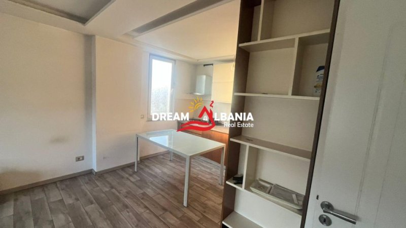 Tirane, jepet me qera apartament 2+1+Ballkon Kati 2, 120 m² 550 € (Ne Aatir - ID 42215302)