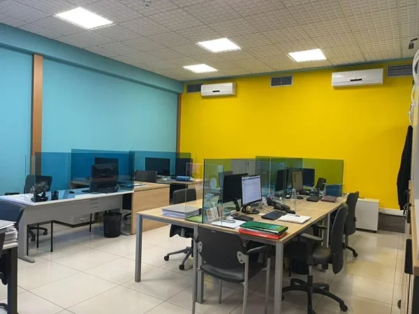 Tirane, jepet me qera ambjent biznesi Kati 0, 222 m² 4.000 € (Ish Blloku, Prane Spar)