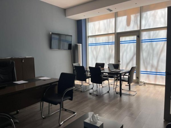 Tirane, jepet me qera ambjent biznesi Kati 0, 222 m² 4.000 € (Ish Blloku, Prane Spar)