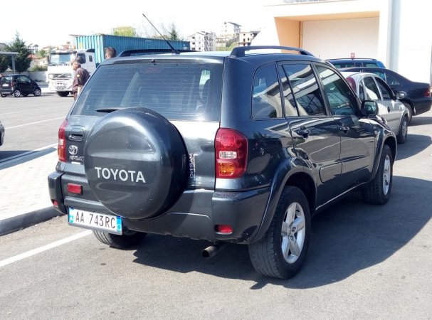 Tirane, shes SUV | Xhip Toyota Rav4 2.0 Viti 2005 Nafte, blu e errët manuale Klima 253.000 km 4.700 €